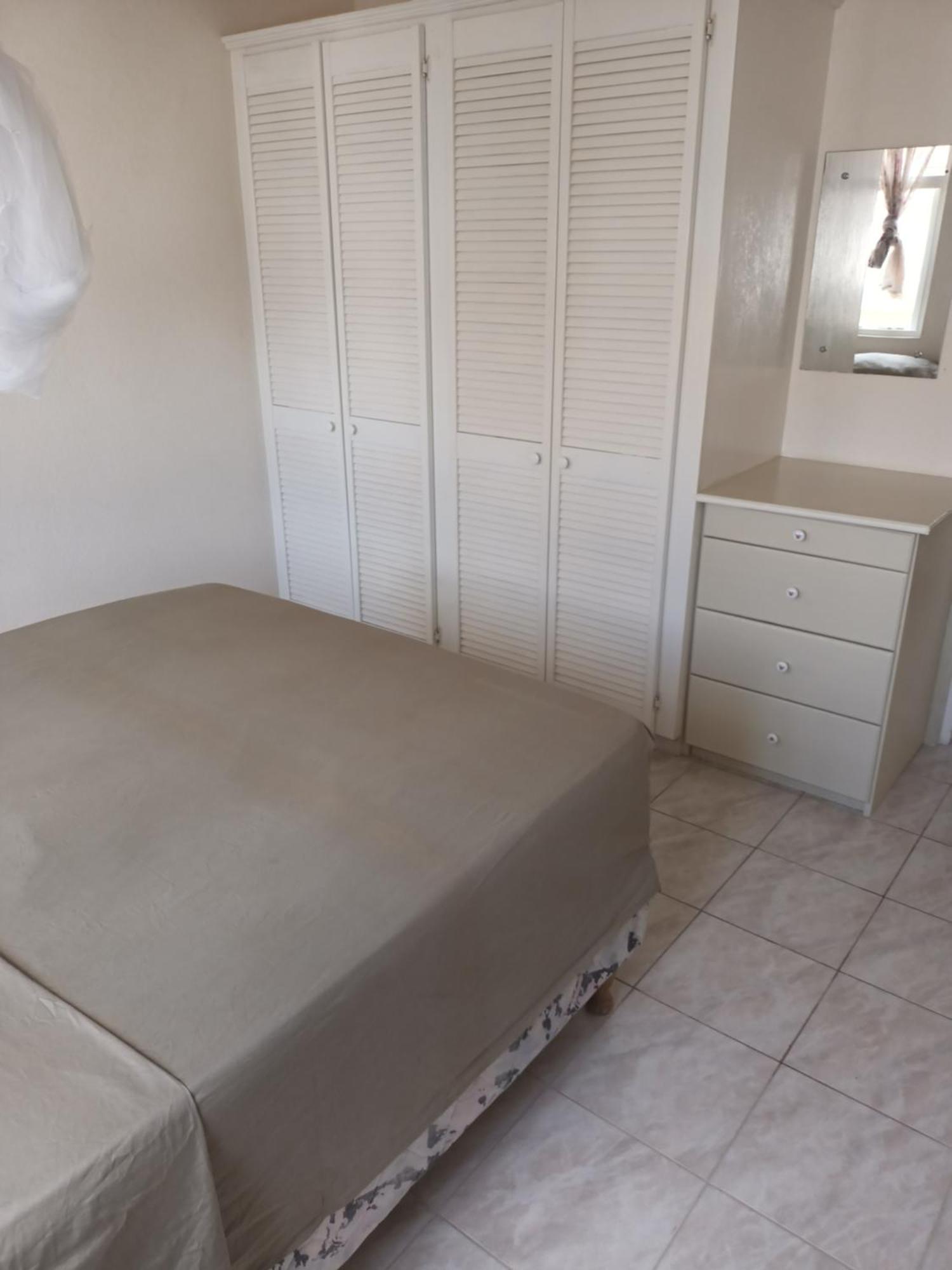 Super Breezy Cozynook ! Hotel Bridgetown Bagian luar foto
